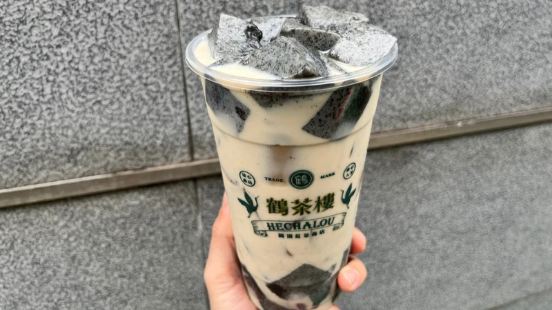 芝麻糊凍鶴頂那堤。 芝麻糊凍鶴頂那堤。