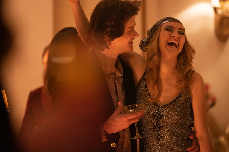 《達利:慾望之謎》_達利夫妻喜愛開趴,從中獲取創作靈感_克里斯多福布瑞尼(左)、蘇琪沃特豪斯(右) 《達利:慾望之謎》_達利夫妻喜愛開趴,從中獲取創作靈感_克里斯多福布瑞尼(左)、蘇琪沃特豪斯(右)