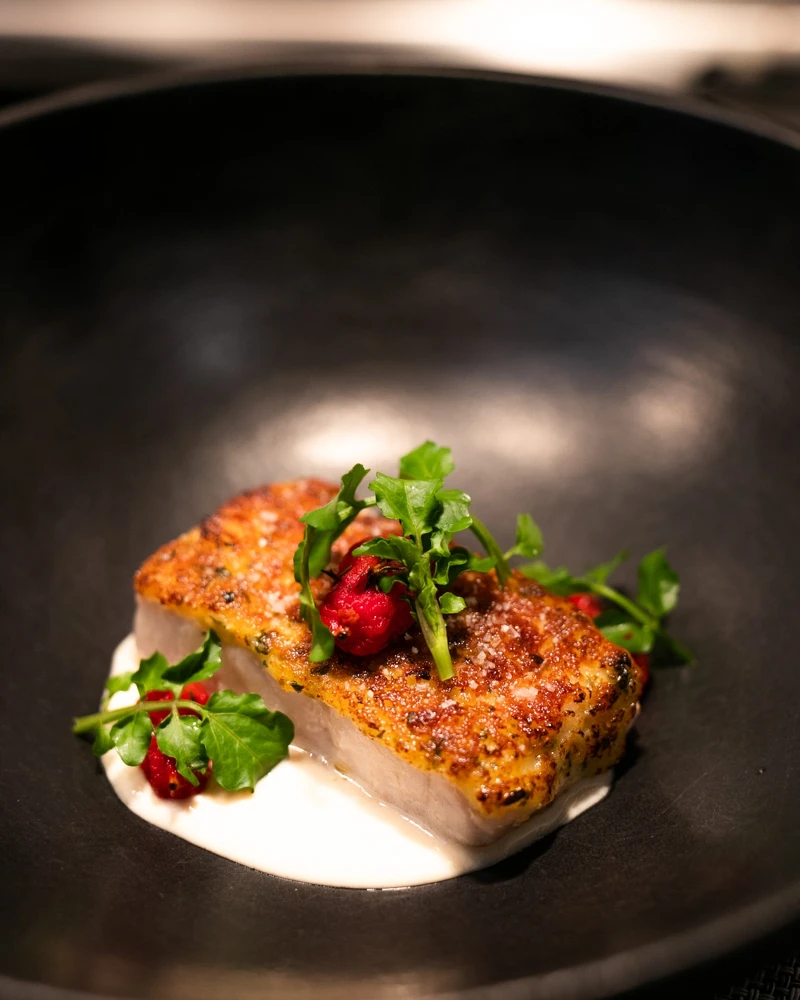 「爐烤香料酥皮鱈魚」。