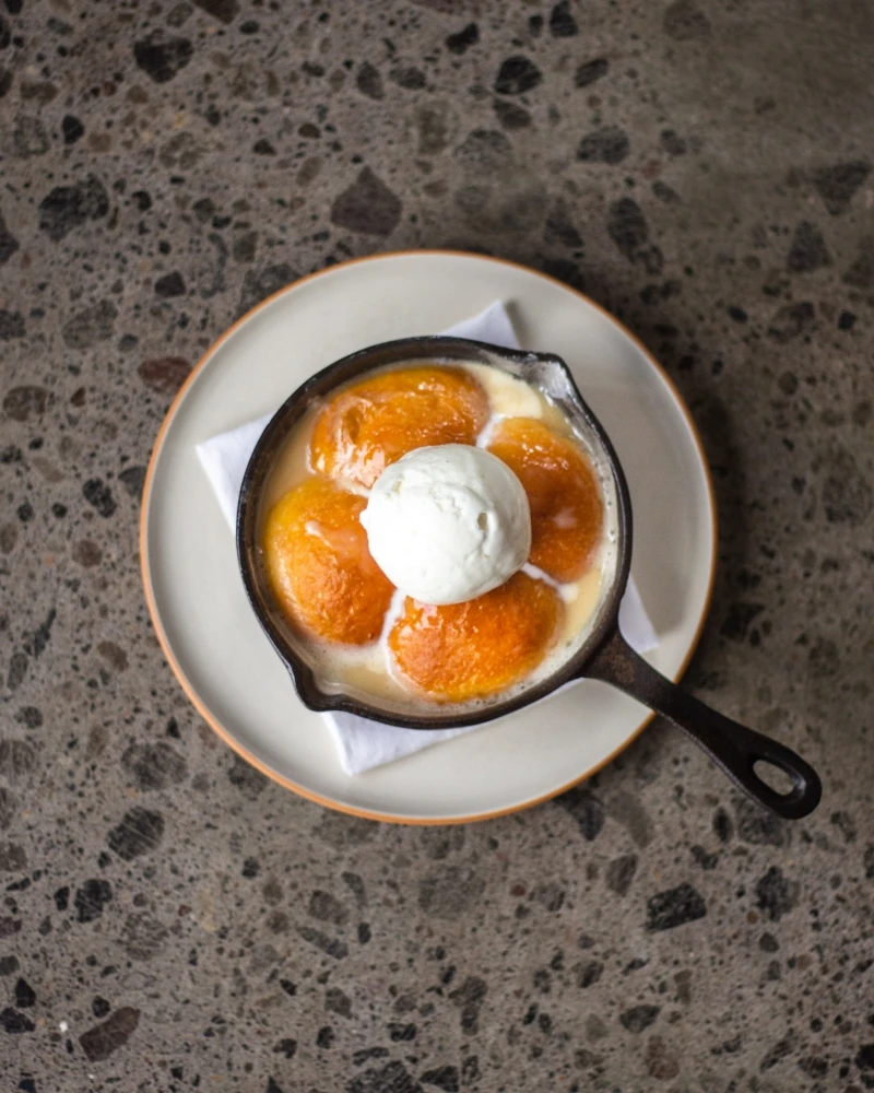 氣甜點「布里歐布丁佐香草冰淇淋」。