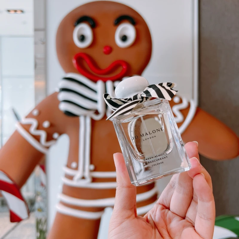 Jo Malone London 2023童話薑餅聖誕綠杏仁與紅醋栗香水實品。 Jo Malone London 2023童話薑餅聖誕綠杏仁與紅醋栗香水實品。