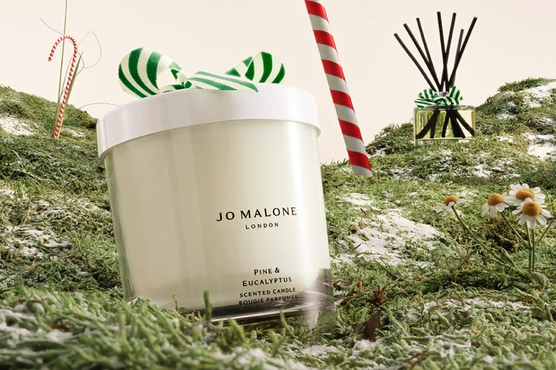 Jo Malone London 2023童話薑餅聖誕松木與桉樹香氛工藝蠟燭200g,NT2,950。童話薑餅聖誕松木與桉樹擴香165ml,NT4,260 Jo Malone London 2023童話薑餅聖誕松木與桉樹香氛工藝蠟燭200g,NT2,950。童話薑餅聖誕松木與桉樹擴香165ml,NT4,260