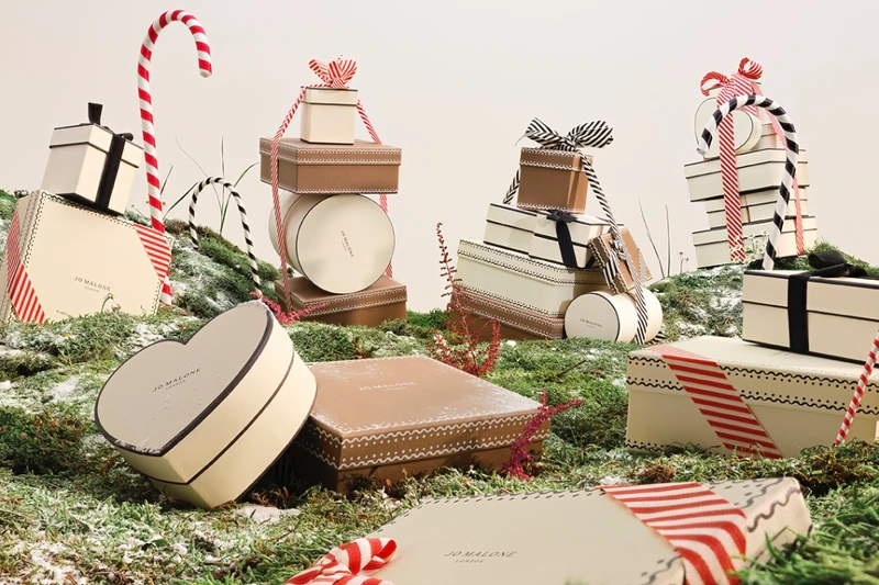 Jo Malone London英式優雅禮盒與充滿童趣薑餅屋配色完美結合,溫馨的呈現節慶夢幻氛圍。 Jo Malone London英式優雅禮盒與充滿童趣薑餅屋配色完美結合,溫馨的呈現節慶夢幻氛圍。
