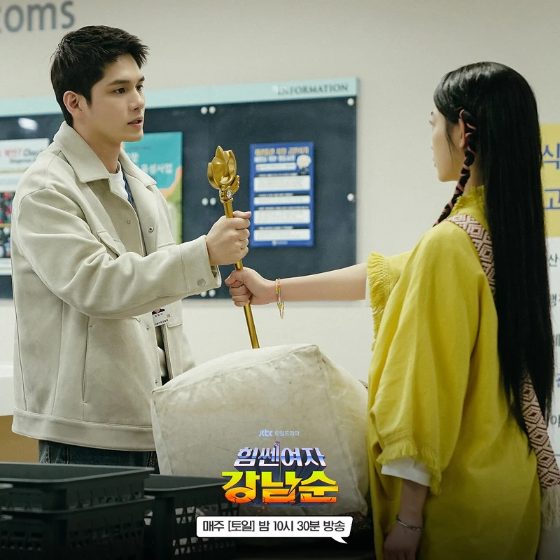 在機場,緝毒警察康熙植(左)扣押姜南順行李夾帶的純金手杖,從此兩人相識 在機場,緝毒警察康熙植(左)扣押姜南順行李夾帶的純金手杖,從此兩人相識