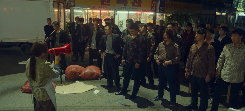 吉中干(左背對者)以一擋百,據說讓當時整體犯罪率下降 吉中干(左背對者)以一擋百,據說讓當時整體犯罪率下降