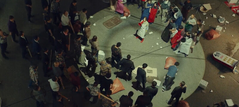 吉中干拿紅色大聲公,另一手拿菜刀與黑道叫陣,頗有《食神》雞姊氣勢 吉中干拿紅色大聲公,另一手拿菜刀與黑道叫陣,頗有《食神》雞姊氣勢