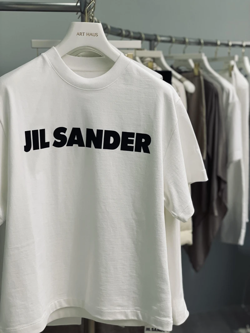Jil Sander Logo短袖上衣，NT$12,980。