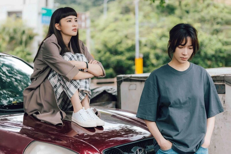 杜妍(左)飾演年輕住院醫緹娜，滿腔熱血的她漸漸理解小劉醫生暴走的理由