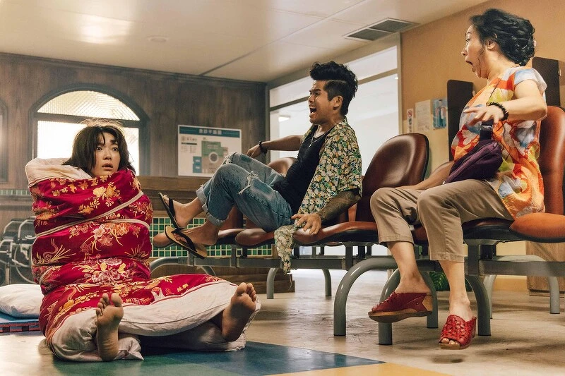 小劉醫生(左)被”撿屍”到急診室，爆笑登場