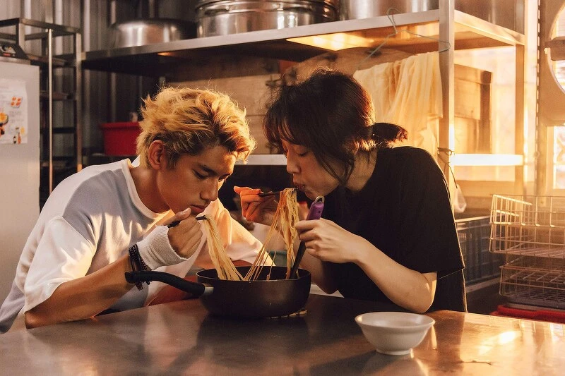 小劉醫生(右)第一次為林山君(左)煮泡麵，其實是最後的晚餐，不只吃到床上，還淚灑床單