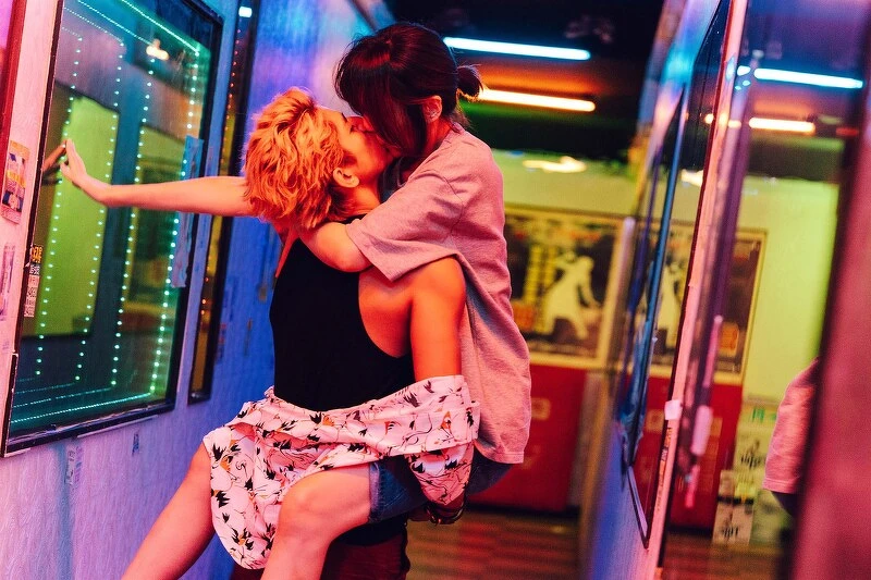 很大人味的姊弟戀，搞笑演出口對口接嘔吐物經典橋段