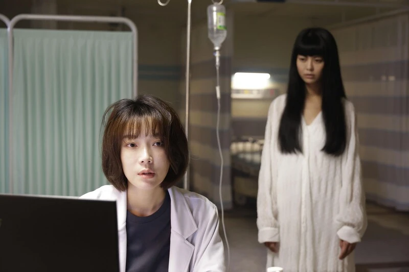 白癡公主(右)飾演已故女外科杏子