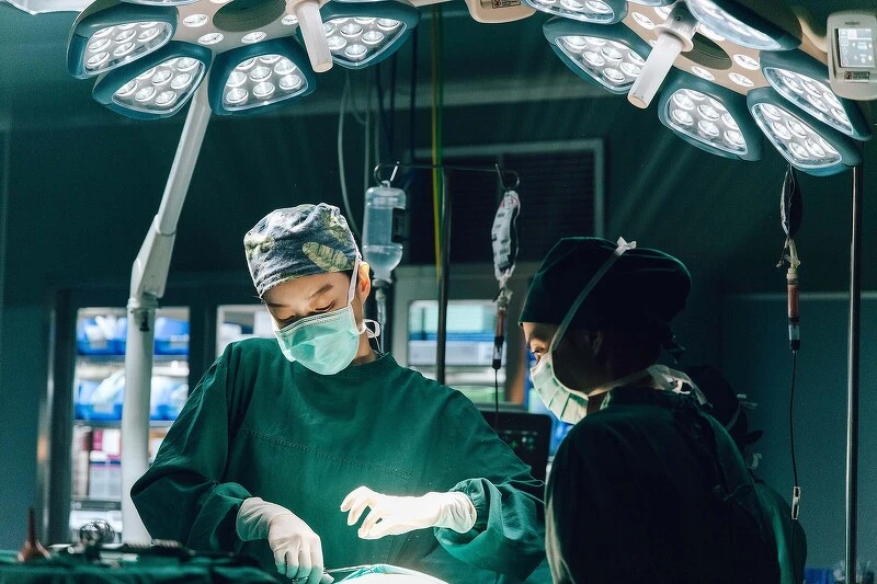 蔡淑臻專注扮演女外科，手勢與架式讓原作者劉宗瑀醫生佩服