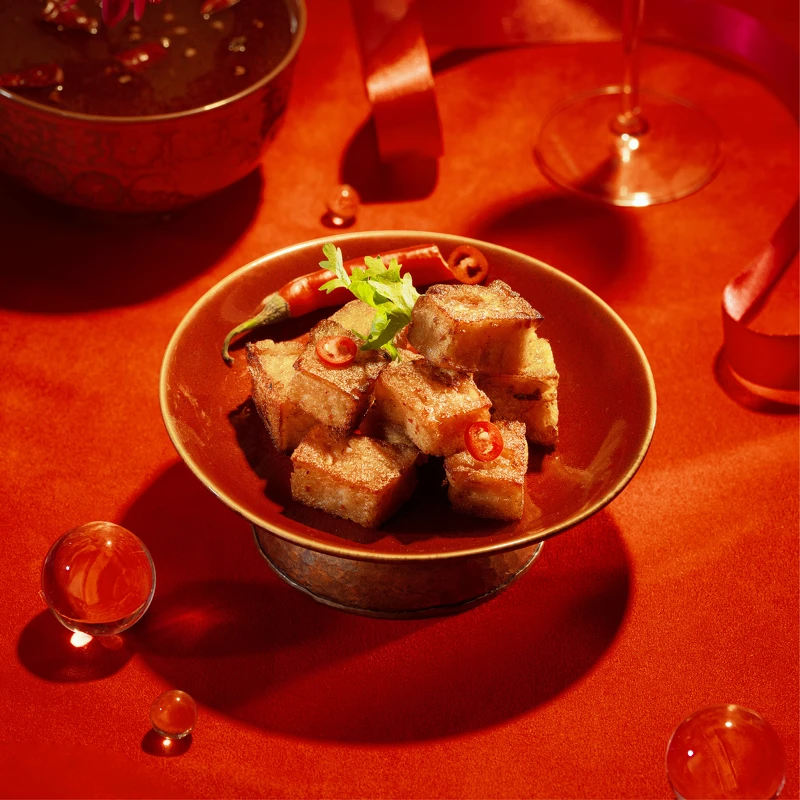 梁家瘋味的經典口味『原味爆絲蘿蔔糕』 加入賈以食日台港澳人氣口碑料理「川辣 鴨血冬粉」的川味麻辣醬堆疊出花椒的麻感和香勁，