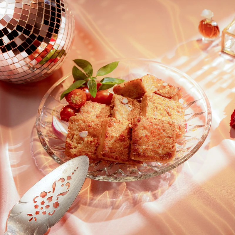 賈以食日的異國風味料理「泰式酸辣粉」 泰味冬蔭酸辣醬融合梁家瘋味全台首創的台南虱目魚蘿蔔糕而成，酸辣帶勁襯托出白蘿蔔的鮮甜，讓人開胃一口接一口。