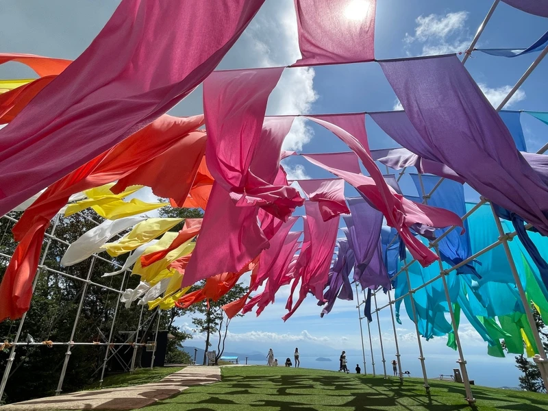 超好拍照的「彩虹窗簾」。 超好拍照的「彩虹窗簾」。