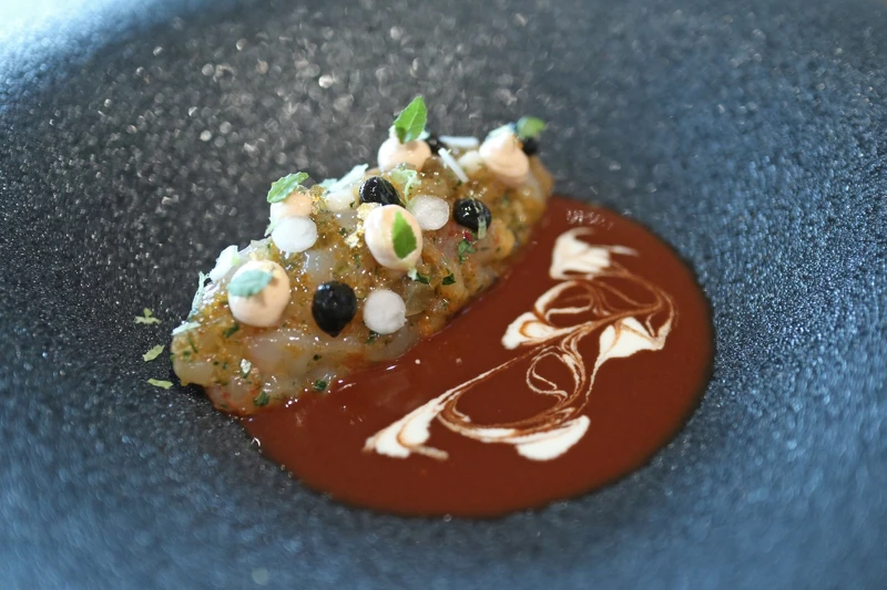 前菜是由 Karen＆Jason 共同創作的：黃膏甜蝦｜Nespresso Forte｜烏梅。