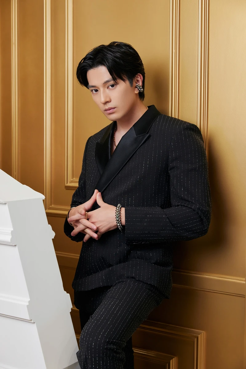 新田真劍佑演繹 Clash de Cartier 系列珠寶