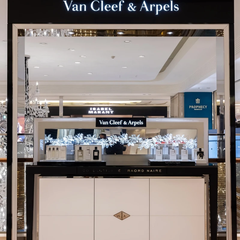 Van Cleef Arpels梵克雅寶全台首間旗艦香氛專門店香氛臻品禮盒區。 Van Cleef Arpels梵克雅寶全台首間旗艦香氛專門店香氛臻品禮盒區。