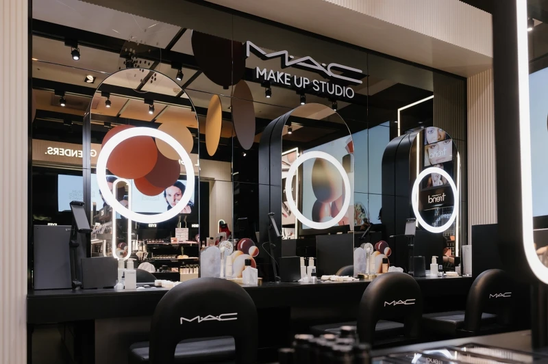 M.A.C台北新光A11品牌概念店智慧化妝台。 M.A.C台北新光A11品牌概念店智慧化妝台。