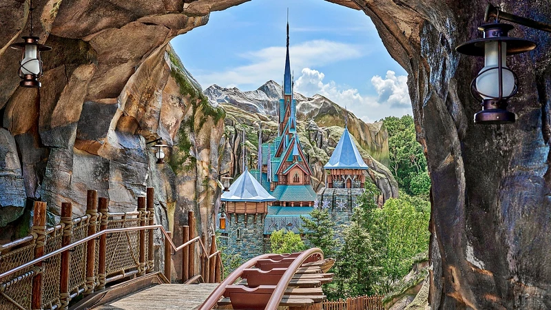 搭乘「雪嶺滑雪橇」可以從山洞中眺望艾倫戴爾城堡、欣賞森林及峽灣之美