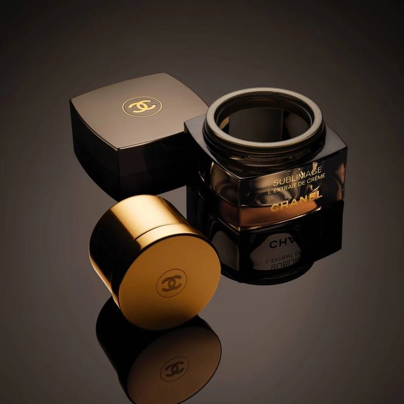 香奈兒奢華極萃肽金乳霜2023年更新為可填充設計。 香奈兒奢華極萃肽金乳霜2023年更新為可填充設計。