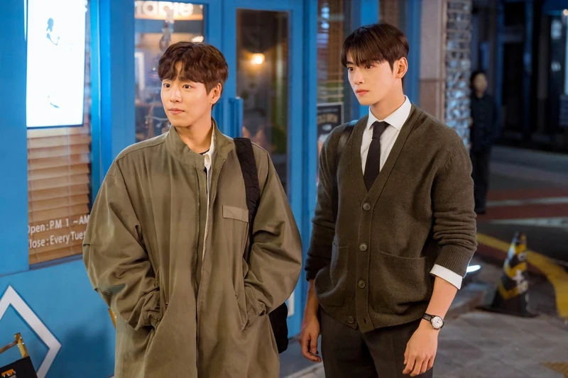 《犬系戀人》車銀優(右)飾演陳書元、李寶謙(左)飾演李玹雨