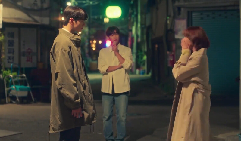 海娜(右)心想寶謙多次表達喜歡狗，不顧一切親下去，結果親吻對象是書元(左)