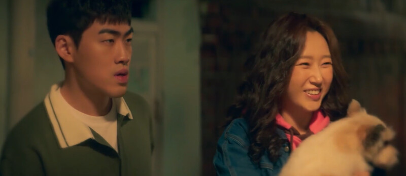 雨澤(左)與宥娜(右)假裝自己是走失寵物的主人，事實上要救海娜