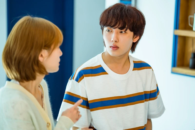 崔聿看著海娜請求的表情，很識相地為她保密