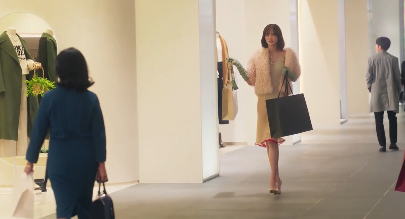 把海娜視為情敵的彩雅，是個有錢的傻甜白倒追書元