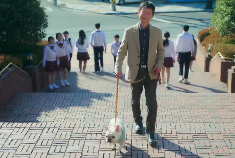 副校長帶著狗兒子上班很得意