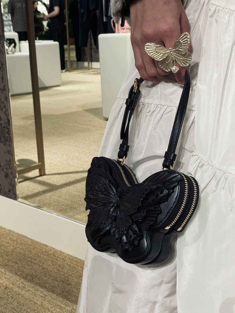 DIOR Caro蝴蝶造型小羊皮包NT$80,000。 DIOR Caro蝴蝶造型小羊皮包NT$80,000。