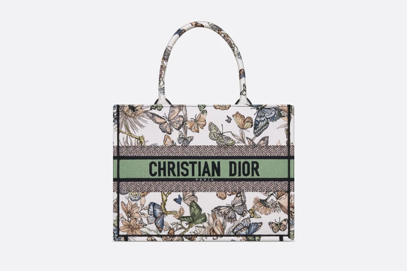 中碼 DIOR BOOK TOTE NT$110,000。 中碼 DIOR BOOK TOTE NT$110,000。