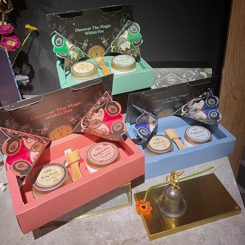 SABON 2023聖誕星熠幻境磨砂保養禮盒(白茶、茉莉花語、以色列綠玫瑰),NT2,180 SABON 2023聖誕星熠幻境磨砂保養禮盒(白茶、茉莉花語、以色列綠玫瑰),NT2,180
