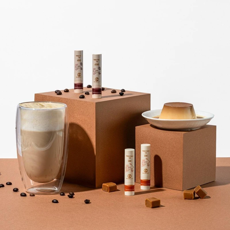 「曼秀雷敦頂級濃潤柔霜潤唇膏」濃潤觸感融合甜而不膩的香氣,享受幸福感包圍的迷人滋味。 「曼秀雷敦頂級濃潤柔霜潤唇膏」濃潤觸感融合甜而不膩的香氣,享受幸福感包圍的迷人滋味。