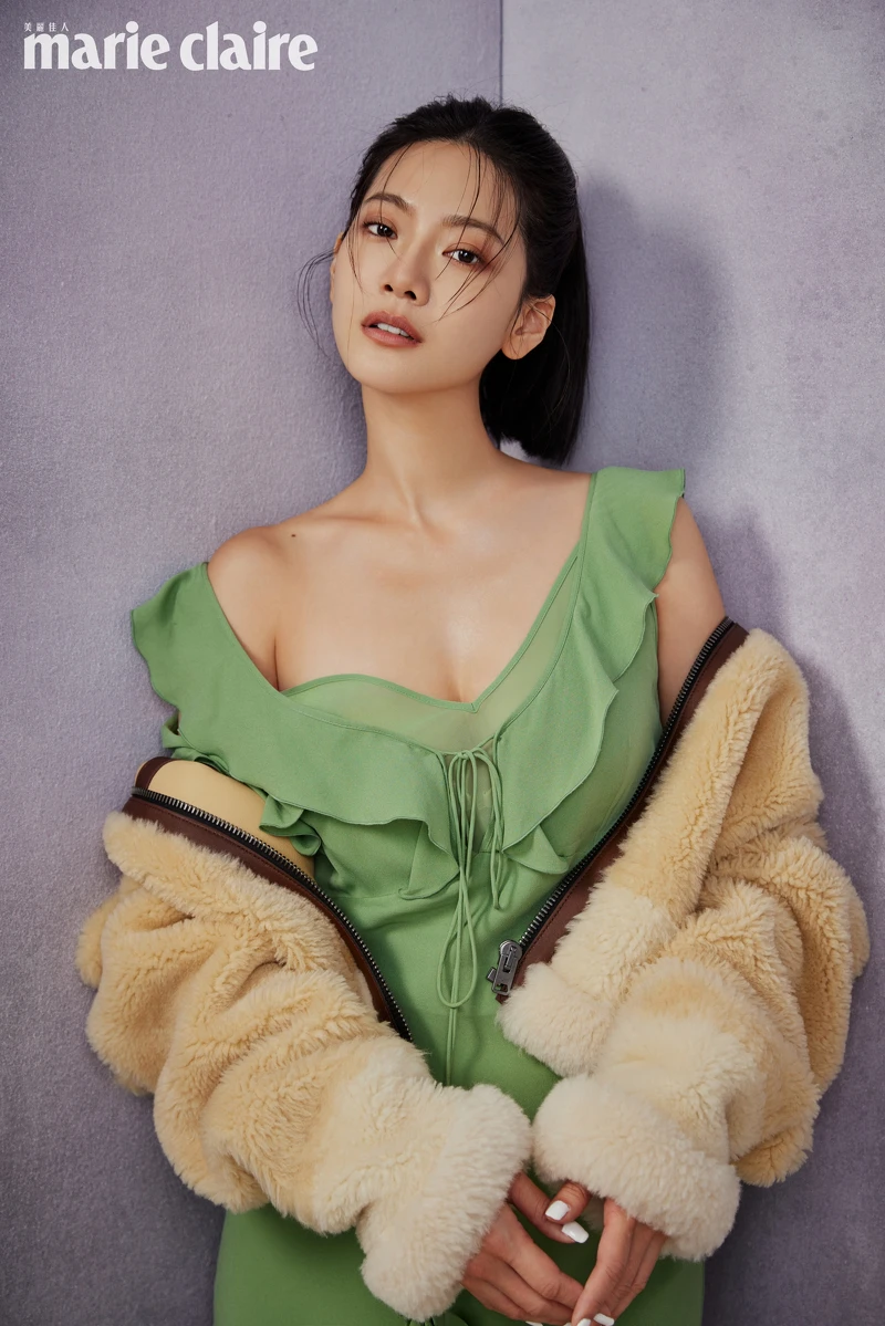 SHEARLING 皺縮飛行夾克、湖水綠V領斜裁連衣裙，both by Coach。