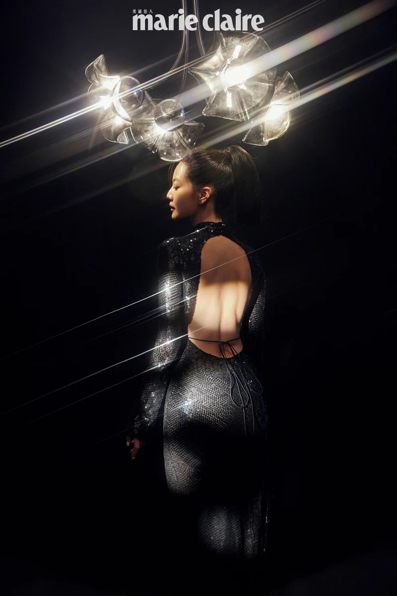 黑色閃片刺繡長洋裝，Coach。