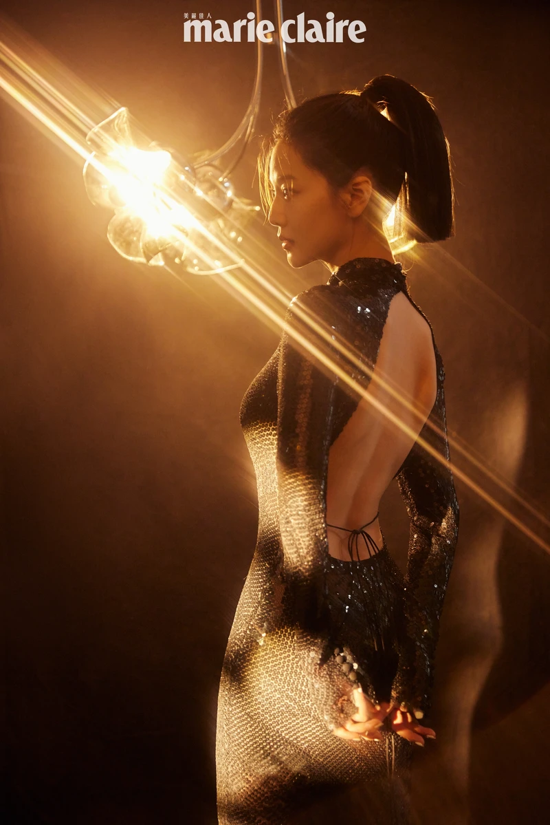 黑色閃片刺繡長洋裝，Coach。