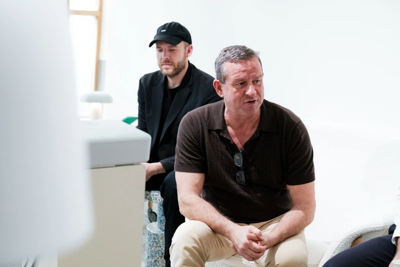 (前)執行長 Poul Madsen 與設計總監 Simon Legald (後)。 (前)執行長 Poul Madsen 與設計總監 Simon Legald (後)。