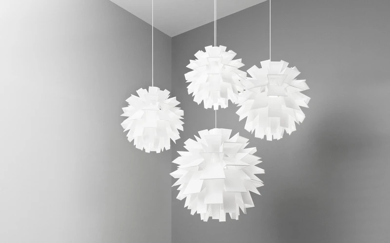 2002年由 Simon Karkov 設計的「Norm69」吊燈。 2002年由 Simon Karkov 設計的「Norm69」吊燈。