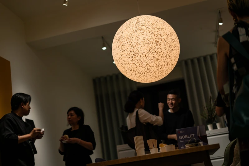 Pix Lamp「月球」吊燈也運用在發表空間中。 Pix Lamp「月球」吊燈也運用在發表空間中。