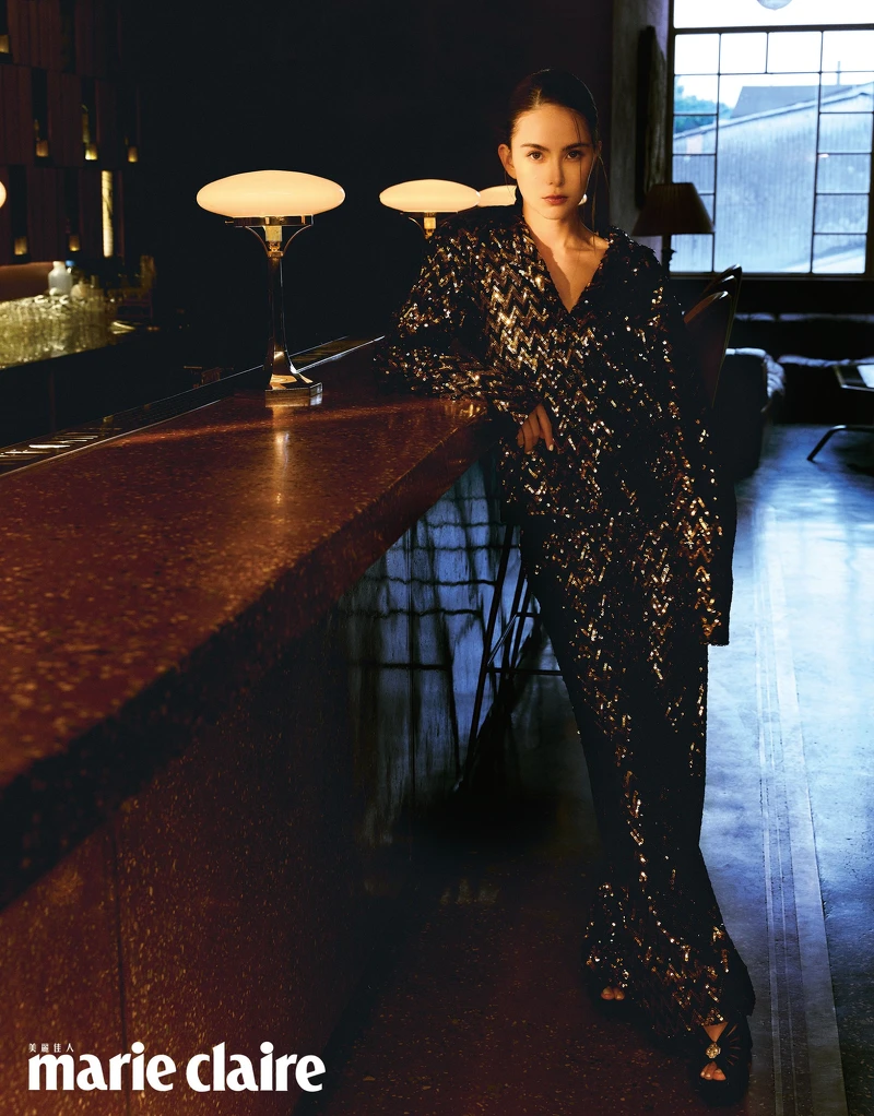 黑金色亮片紗質襯衫、黑金色亮片紗質長褲,both by CHANEL;彩妝,CHANEL Beauty。 黑金色亮片紗質襯衫、黑金色亮片紗質長褲,both by CHANEL;彩妝,CHANEL Beauty。