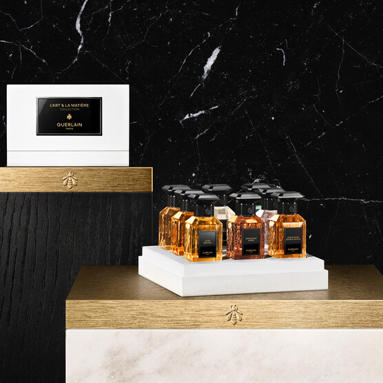 內含:迷夜橙花淡香精 10ml / 禁忌香草淡香精 10ml / 叛逆玫瑰淡香精 10ml / 白色擁抱淡香精 10ml / 靜日沉思淡香精 10ml / 幽夜白芷淡香精 10ml /綠野悸動淡香精 10ml / 原木之欲淡香精 10 ml,售價$ 13,000。 內含:迷夜橙花淡香精 10ml / 禁忌香草淡香精 10ml / 叛逆玫瑰淡香精 10ml / 白色擁抱淡香精 10ml / 靜日沉思淡香精 10ml / 幽夜白芷淡香精 10ml /綠野悸動淡香精 10ml / 原木之欲淡香精 10 ml,售價$ 13,000。