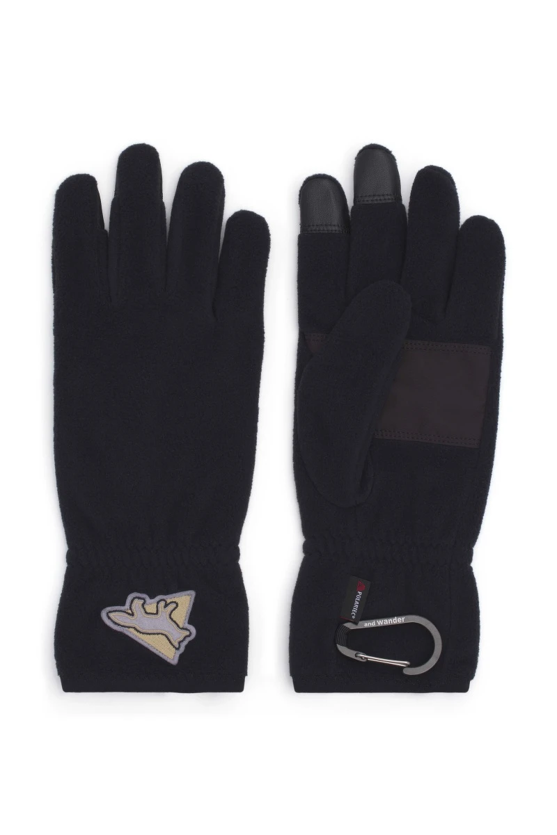 聯名手套 NT.4,900。