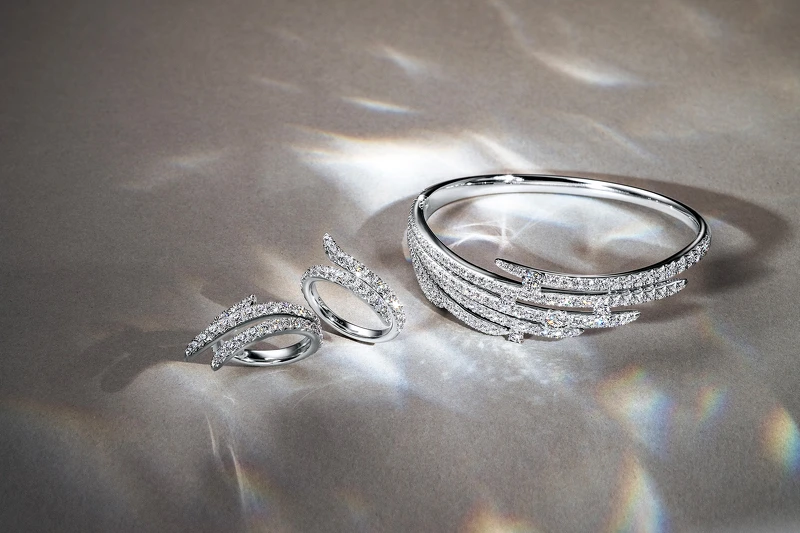 HEARTS ON FIRE Vela白K金法式鑲嵌鑽石戒指 & Vela白K金法式鑲嵌鑽石手鐲。 HEARTS ON FIRE Vela白K金法式鑲嵌鑽石戒指 & Vela白K金法式鑲嵌鑽石手鐲。