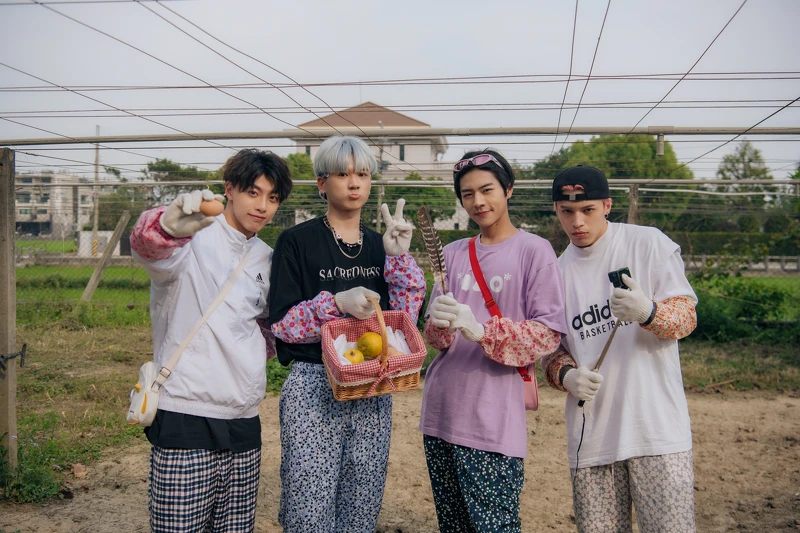 《Ozone夏日青春冒險》文廷（左起）、祖安、佳辰、哲言下鄉體驗農活。