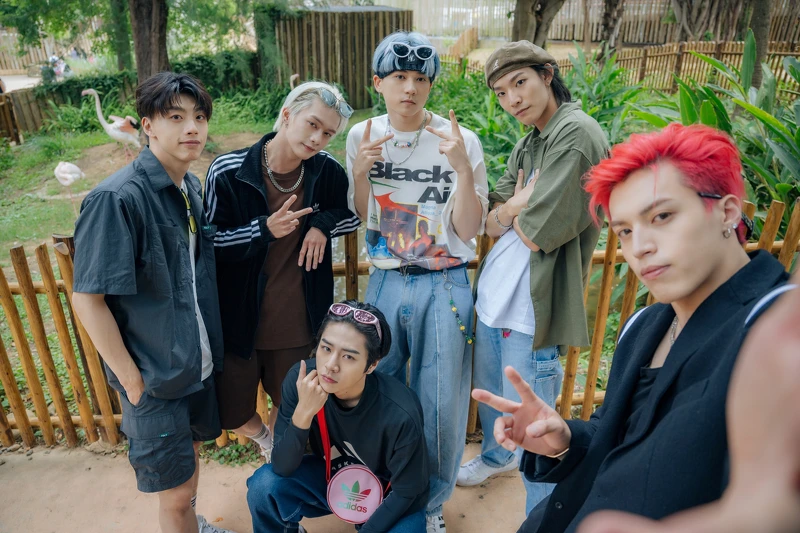 《Ozone夏日青春冒險》文廷（左起）、子翔、祖安、煥鈞、哲言、佳辰（前）一起到新竹動物園冒險。