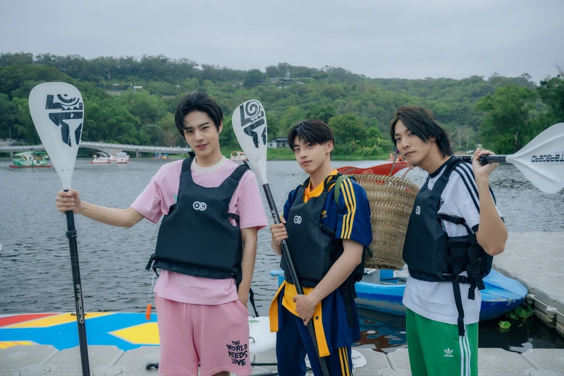 《Ozone夏日青春冒險》佳辰（左起）、文廷、煥鈞組隊進行SUP拔河。