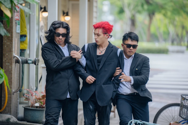 《Ozone夏日青春冒險》哲言當街遭黑衣人綁架。